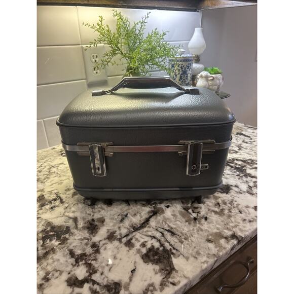 Vtg American Tourister Tiara Grey Train Travel Makeup Case Luggage No Key - Picture 4 of 6